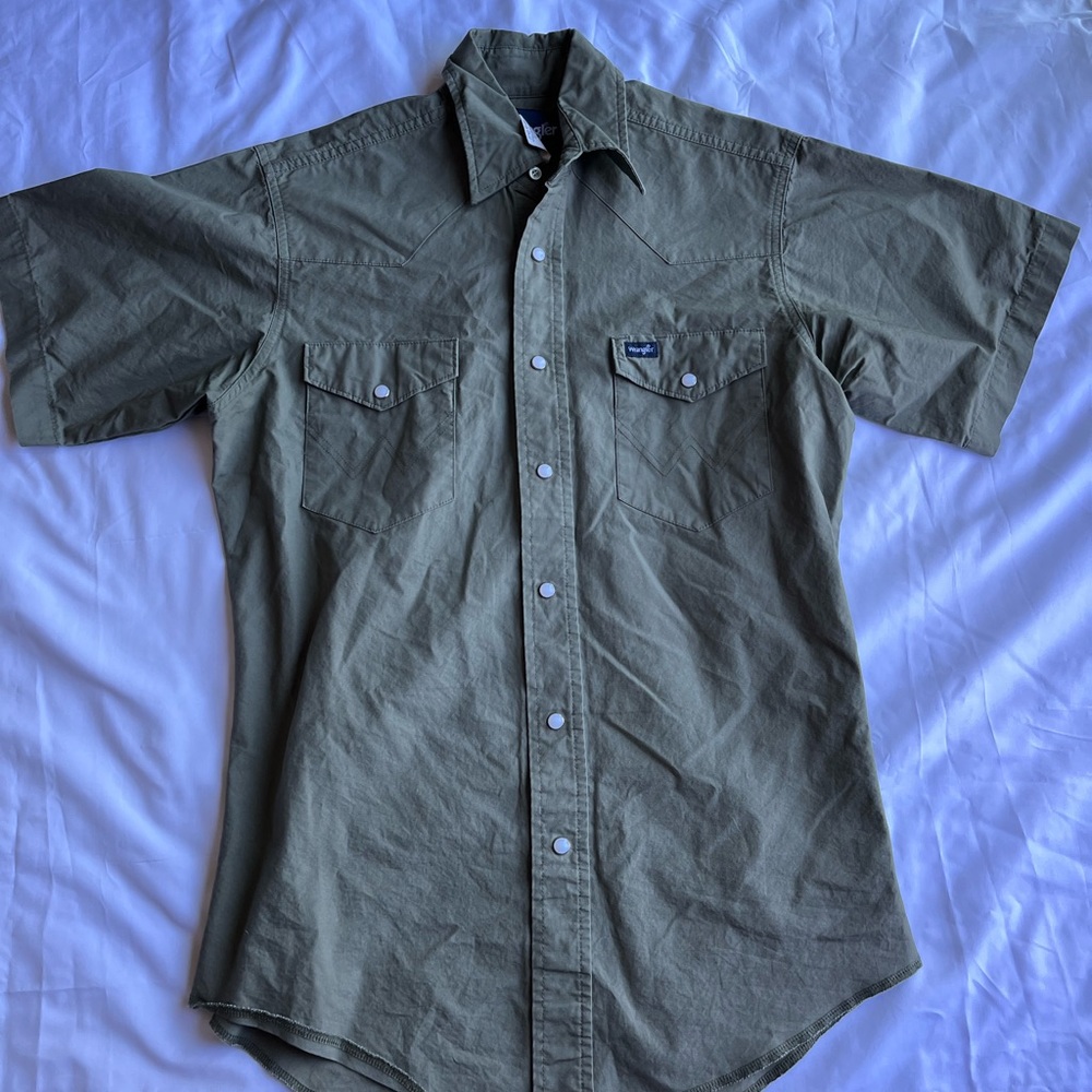 Small Army green short sleeve button down wrangler shirt.